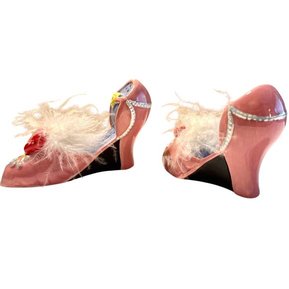 I Love Lucy Salt & Pepper Shakers Pink Shoes Feathers Vandor 2002 Episode 116 - Picture 3 of 6